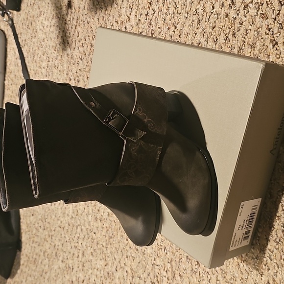 Brand New Antelope leather booties...size 38 - Picture 9 of 10